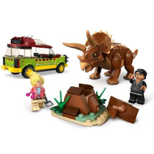 LEGO Jurassic Park 76959 Triceratopsia tutkimassa