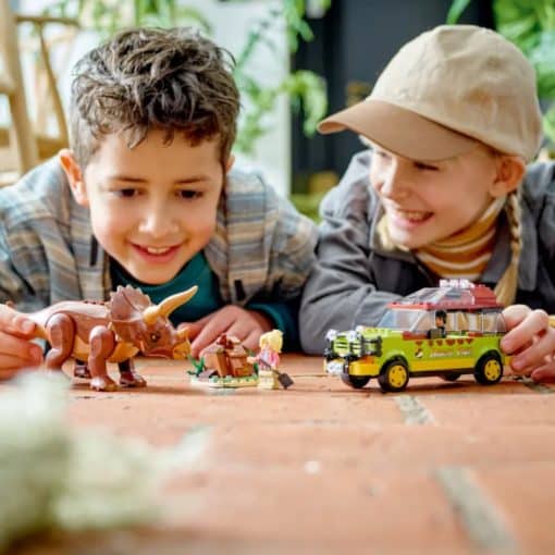LEGO Jurassic Park 76959 Triceratopsia tutkimassa