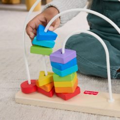 lapsi leikkimässä pujottelulelulla