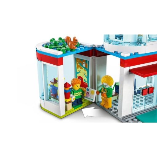 LEGO City 60330 Sairaala - Image 4