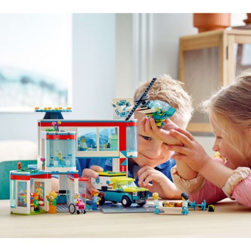 LEGO City 60330 Sairaala - Image 7