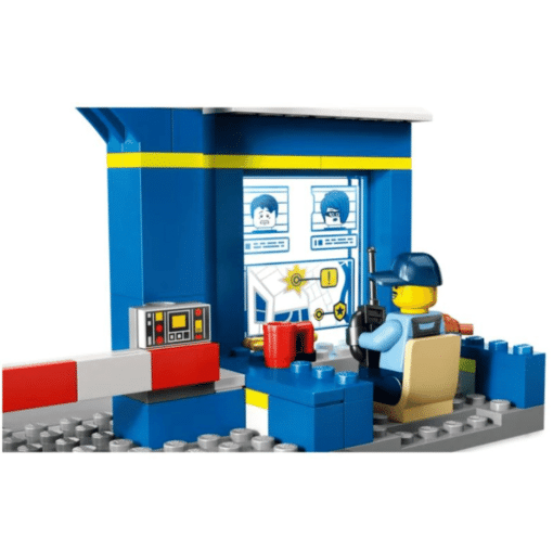LEGO City 60370 takaa-ajo poliisiasemalla - Image 3
