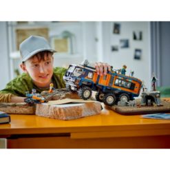 lapsi leikkimässä legoautolla