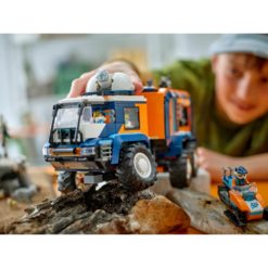 lapsi leikkimässä legoautolla