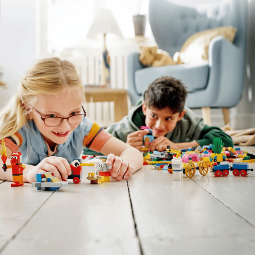 LEGO Classic 11021 90 vuotta leikkien lumoissa - Image 2