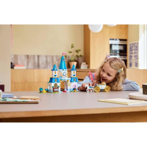 LEGO Disney 43275 Tuhkimon linna ja hevosvaunut
