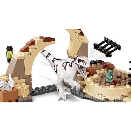 LEGO Jurassic World 76945 Atrociraptor-dinosauruksen moottoripyörätakaa-ajo - Image 3
