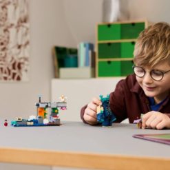 LEGO Minecraft 21274 Vartijan kohtaaminen