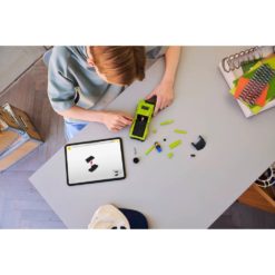 poika rakentamassa vihreää LEGO-autoa