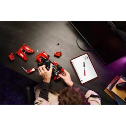 lapsi rakentamassa LEGO-autoa