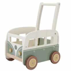 Puinen vintage kävelyauto