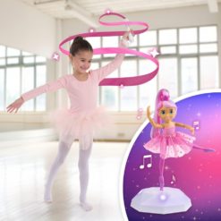 lapsi leikkimässä ballerinanukella